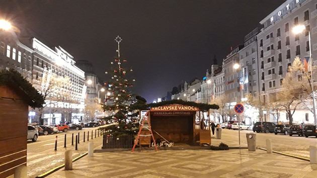 <p>Horní část Václavského náměstí. Chystá se zde komorní vánoční trh.</p>
