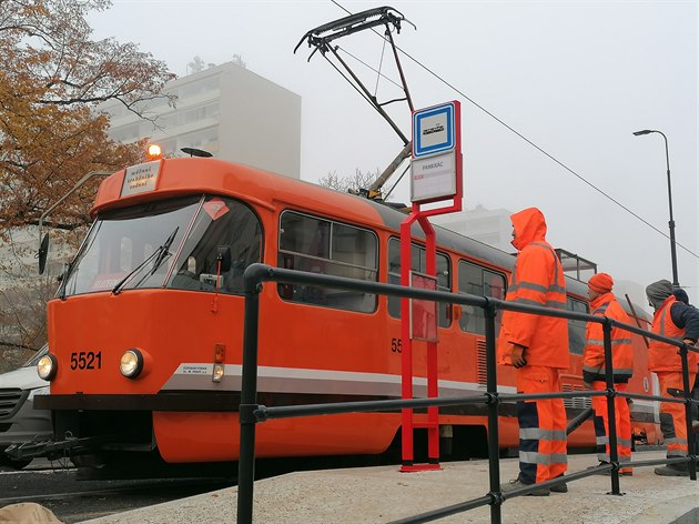 Na Pankráci na nové tramvajové trati byla dnes dopoledne k vidní mící tramvaj. Jde o 53 let starý slouící vz k technickým potebám DP. Vz proel modernizací a ji nemá zadní dvee. V pátek 27. listopadu od 15 hodin bude tramvajová tra slavnostn