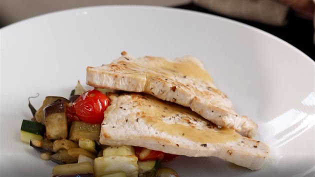 Krůtí plátky s italskou zapečenou zeleninou carponatou Krůtí plátky s italskou zapečenou zeleninou carponatou
