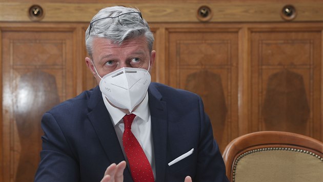 Ministr průmyslu a obchodu a ministr dopravy Karel Havlíček při rozhovoru pro... Ministr průmyslu a obchodu a ministr dopravy Karel Havlíček při rozhovoru pro...