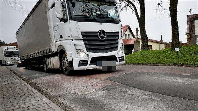 Silnice na objízdné trase kolem Nových Mlýnů na Břeclavsku pod náporem kamionů... Silnice na objízdné trase kolem Nových Mlýnů na Břeclavsku pod náporem kamionů...