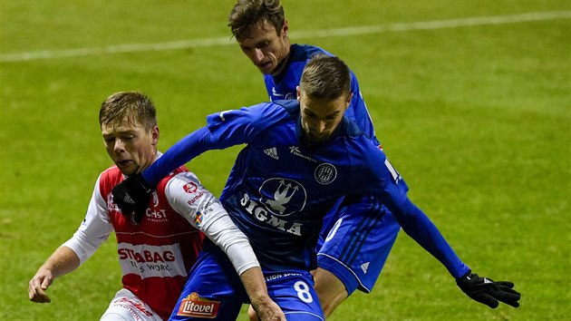 Pardubický Michal Hlavatý se probijí přes Davida Housku a Šimona Faltu z... Pardubický Michal Hlavatý se probijí přes Davida Housku a Šimona Faltu z...
