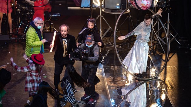 Záběr z přímého přenosu Kabaretu Pot a Lesk, kterým zahájila činnost televize... Záběr z přímého přenosu Kabaretu Pot a Lesk, kterým zahájila činnost televize...
