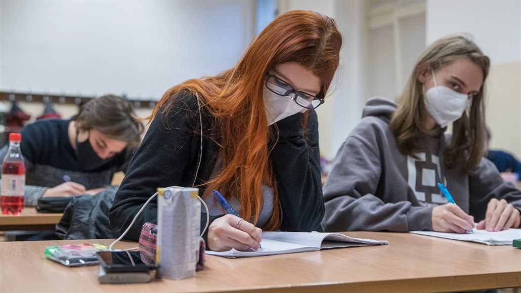 Návrat student do kol. Na snímku tída Stední prmyslové koly na Smíchov....