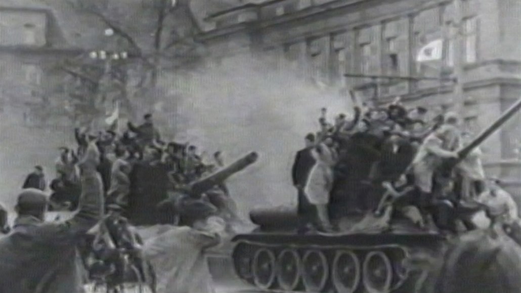 Maďarské povstání v roce 1956 krvavě potlačily sovětské tanky Maďarské povstání v roce 1956 krvavě potlačily sovětské tanky