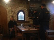 V restauraci Šeberák ve čtvrtek večer hlídky policie udělily osm příkazů v... V restauraci Šeberák ve čtvrtek večer hlídky policie udělily osm příkazů v...