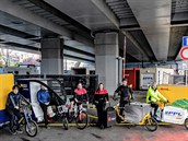 V depu se překládají zásilky pro cyklorozvoz.