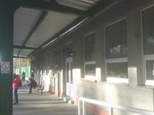 Lidé u bistra Bazar