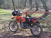 Stroj, na kterém havaroval ujíždějící motorkář. Stroj, na kterém havaroval ujíždějící motorkář.