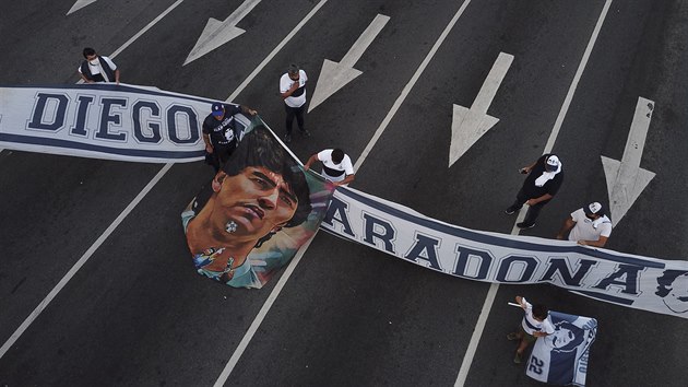 SMUTEK V ARGENTIN. Portrt zesnulho Diega Maradony v ulicch Buenos Aires.