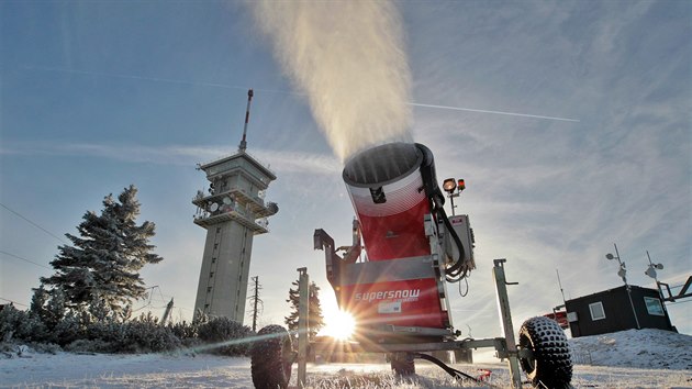 Klínovecký skiareál začal zasněžovat sjezdovky.