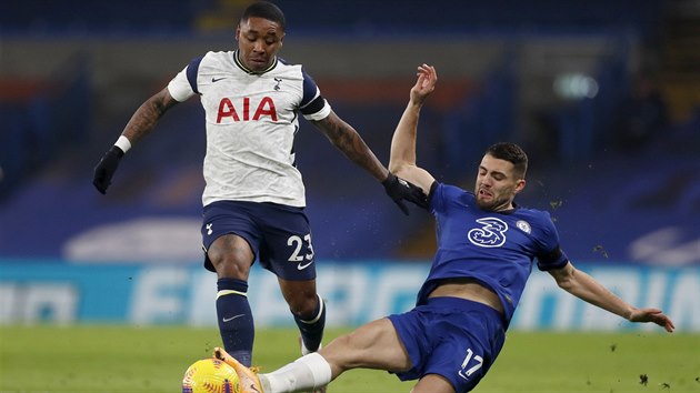 Mateo Kovai z Chelsea skluzem bere m Stevenu Bergwijnovi z Tottenhamu.