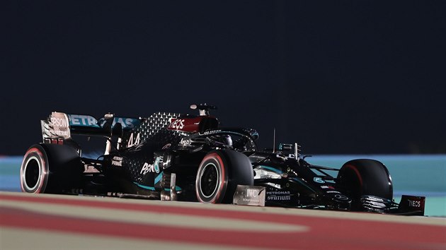 Lewis Hamilton se svm mercedesem v kvalifikaci na Velkou cenu Bahrajnu