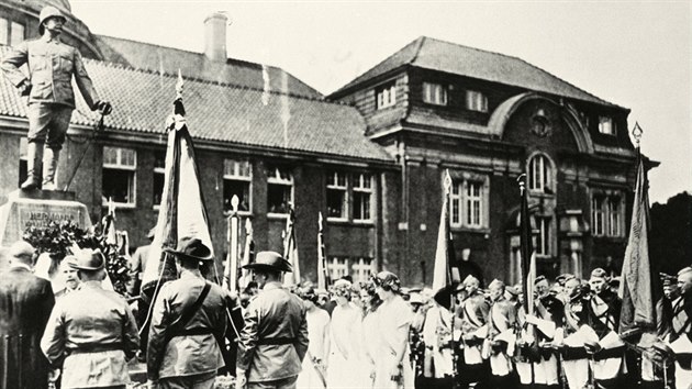 Pieta u pomnku Hermanna von Wissmanna v Hamburku bhem kolonilnho tdne v roce 1926