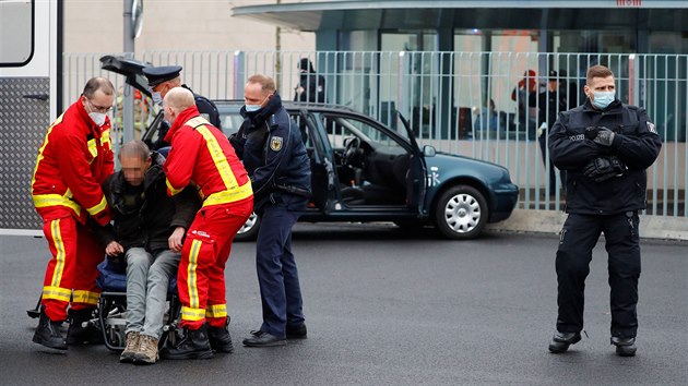 Do plotu sdla nmeck kanclky Angely Merkelov v Berln oividn mysln narazilo auto. idi je star mu na vozku. (25. listopadu 2020)