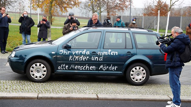 Do plotu sdla nmeck kanclky Angely Merkelov v Berln oividn mysln narazilo auto. Na boku vozu je npis Vy zatracen vrazi dt a starch lid. (25.listopadu 2020)
