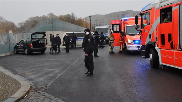 Do plotu sdla nmeck kanclky Angely Merkelov v Berln oividn mysln narazilo auto. idi je star mu na vozku, policie jej zadrela. (25. listopadu 2020)
