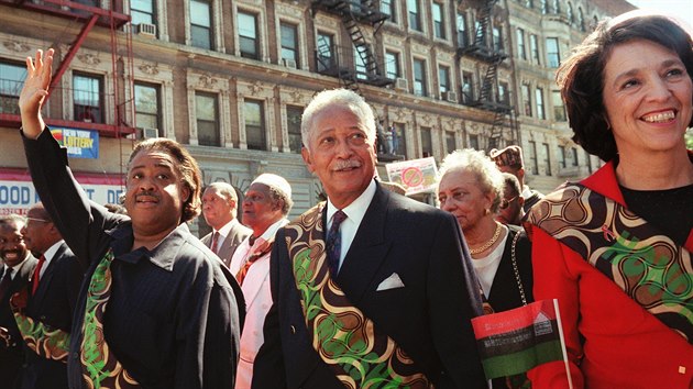 David Dinkins pochoduje ped 29. vronm afroamerickm dennm prvodem v Harlemu lemovanm Al Sharptonem vlevo a Ruth Messingerovou v New Yorku. Dinkins, prvn afroamerick starosta New Yorku, zemel v pondl 23. listopadu 2020. Bylo mu 93 let. (24. listopadu 2020)