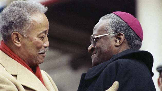 David Dinkins objm jihoafrickho biskupa Desmonda Tutu pot, co Dinkins sloil psahu jako prvn ernosk starosta New Yorku na zahajovacch ceremonich na radnici v New Yorku. Dinkins, prvn afroamerick starosta New Yorku, zemel v pondl 23. listopadu 2020. Bylo mu 93 let.(24. listopadu 2020)