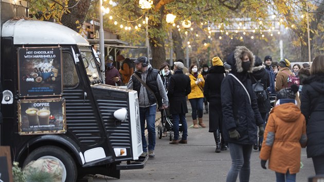 Lidé o víkendu navštěvovali stánky s občerstvením a svařákem v Riegrových sadech v Praze. (28. listopadu 2020)