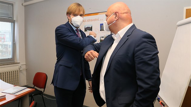 Jednání představenstva Krajské zdravotní v Ústí nad Labem. Na snímku Jindřich Zetek (vpravo), který se zdraví s Adamem Vojtěchem.