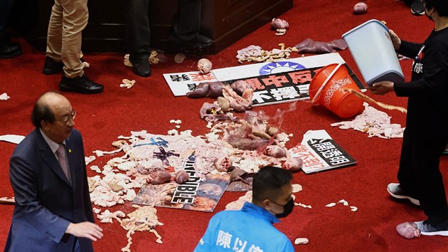 Po potyce v tchajwanskm parlamentu zstala na zemi leet vepov steva a dal vnitnosti. (27. listopadu 2020)