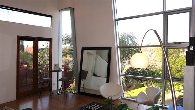 Velk panoramatick okna, svtlky a est metr vysok stropy udruj v dom po cel den jas podobn venkovnmu svtlu.