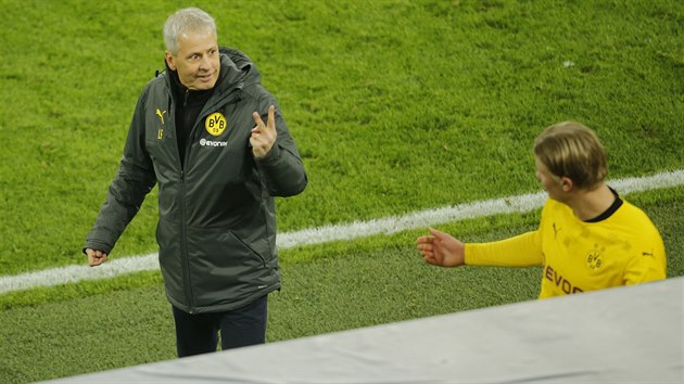 DNES JEN DVA? Dortmundsk trenr Lucien Favre vtipkuje se stdajcm stelcem Erlingem Haalandem.