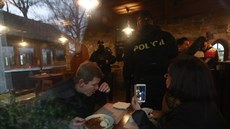 V restauraci eberák ve tvrtek veer hlídky policie udlily osm píkaz v...