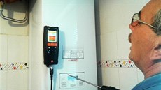 Servisní technici se vybavili měřicím přístrojem na měření CO. Servisní technici se vybavili měřicím přístrojem na měření CO.