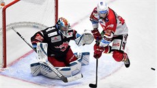 Zleva brankář Třince Josef Kořenář a Patrik Poulíček z Pardubic v utkání 20.... Zleva brankář Třince Josef Kořenář a Patrik Poulíček z Pardubic v utkání 20....