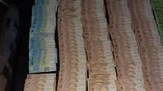 Policie obvinila 13 osob z krácení daní, zajistila 1,5 milionu v hotovosti. Policie obvinila 13 osob z krácení daní, zajistila 1,5 milionu v hotovosti.