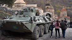 Nádvoří kláštera Dadivank střeží ruští vojáci. (18. listopadu 2020) Nádvoří kláštera Dadivank střeží ruští vojáci. (18. listopadu 2020)