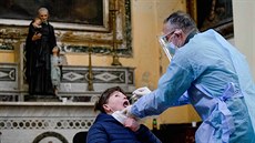 Zdravotníci testují lidi na covid-19 v kostele v italské Neapoli. (18.... Zdravotníci testují lidi na covid-19 v kostele v italské Neapoli. (18....
