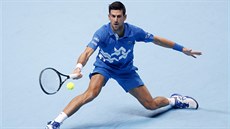 Srb Novak Djokovič se natahuje po míči v semifinále Turnaji mistrů. Srb Novak Djokovič se natahuje po míči v semifinále Turnaji mistrů.
