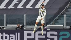 Cristiano Ronaldo z Juventusu se raduje ze svého druhého gólu proti Cagliari. Cristiano Ronaldo z Juventusu se raduje ze svého druhého gólu proti Cagliari.