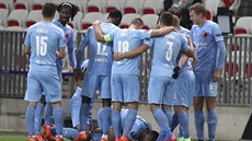 Fotbalisté Slavie v objetí po gólu proti Nice. Fotbalisté Slavie v objetí po gólu proti Nice.