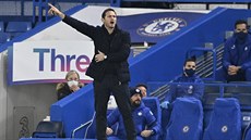 Frank Lampard na lavice Chelsea dává pokyny svým hrám.