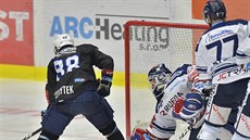Plzeňský Petr Kodýtek (vlevo) překonává Daniela Dolejše v brance Vítkovic. Plzeňský Petr Kodýtek (vlevo) překonává Daniela Dolejše v brance Vítkovic.