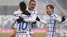 Alexis Sanchez (čelem) z Interu Milán se spoluhráči oslavuje svoji trefu. Alexis Sanchez (čelem) z Interu Milán se spoluhráči oslavuje svoji trefu.
