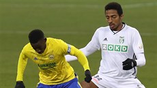 Zlínský Youba Dramé (vlevo) si kryje míč před Eduardem Santosem z Karviné. Zlínský Youba Dramé (vlevo) si kryje míč před Eduardem Santosem z Karviné.