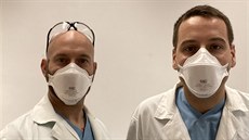 Němečtí armádní lékaři Markus Schüttler a Niko Neumann v Ústřední vojenské... Němečtí armádní lékaři Markus Schüttler a Niko Neumann v Ústřední vojenské...