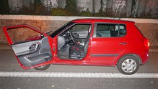Červený vůz skončil s vylomenými dveřmi. Červený vůz skončil s vylomenými dveřmi.