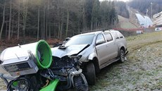 Terénní vůz narazil na sjezdovce do sněžného děla. Terénní vůz narazil na sjezdovce do sněžného děla.
