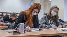 S uvolňováním protiepidemických opatření se do škol vrací studenti závěrečných... S uvolňováním protiepidemických opatření se do škol vrací studenti závěrečných...