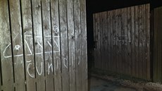 Opilá seniorka nakreslila na policejní vrata v Hořicích křídou čuníky. Opilá seniorka nakreslila na policejní vrata v Hořicích křídou čuníky.