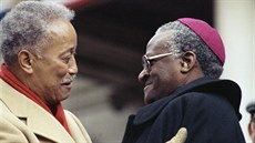 David Dinkins objímá jihoafrického biskupa Desmonda Tutu poté, co Dinkins...