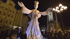 Průvodem sedmimetrové loutky anděla a dalších andělských postav začala 29.... Průvodem sedmimetrové loutky anděla a dalších andělských postav začala 29....