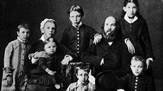 Snímek rodiny Vladimíra iljiče Lenina z roku 1879, kdy mu bylo devět let. na... Snímek rodiny Vladimíra iljiče Lenina z roku 1879, kdy mu bylo devět let. na...