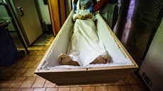 Tělo je nejprve pečlivě vydezinfikováno a následně uloženo do rakve. V té... Tělo je nejprve pečlivě vydezinfikováno a následně uloženo do rakve. V té...